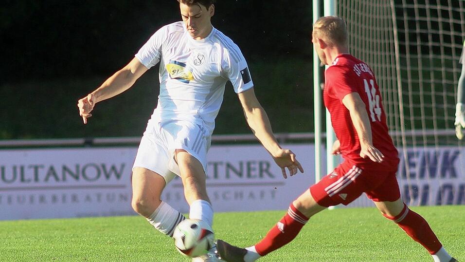 Vielseitig: Robin Oswald (li.) ist nicht nur eine wichtige Abwehrstütze der SVL. Er weiß auch, wo das Tor steht. Bei den Siegen gegen Kosova Regensburg und in Lam erzielte er jeweils die 1:0-Führung. Vielseitig: Robin Oswald (li.) ist nicht nur eine wichtige Abwehrstütze der SVL. Er weiß auch, wo das Tor steht. Bei den Siegen gegen Kosova Regensburg und in Lam erzielte er jeweils die 1:0-Führung.