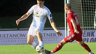 Vielseitig: Robin Oswald (li.) ist nicht nur eine wichtige Abwehrstütze der SVL. Er weiß auch, wo das Tor steht. Bei den Siegen gegen Kosova Regensburg und in Lam erzielte er jeweils die 1:0-Führung. Vielseitig: Robin Oswald (li.) ist nicht nur eine wichtige Abwehrstütze der SVL. Er weiß auch, wo das Tor steht. Bei den Siegen gegen Kosova Regensburg und in Lam erzielte er jeweils die 1:0-Führung.