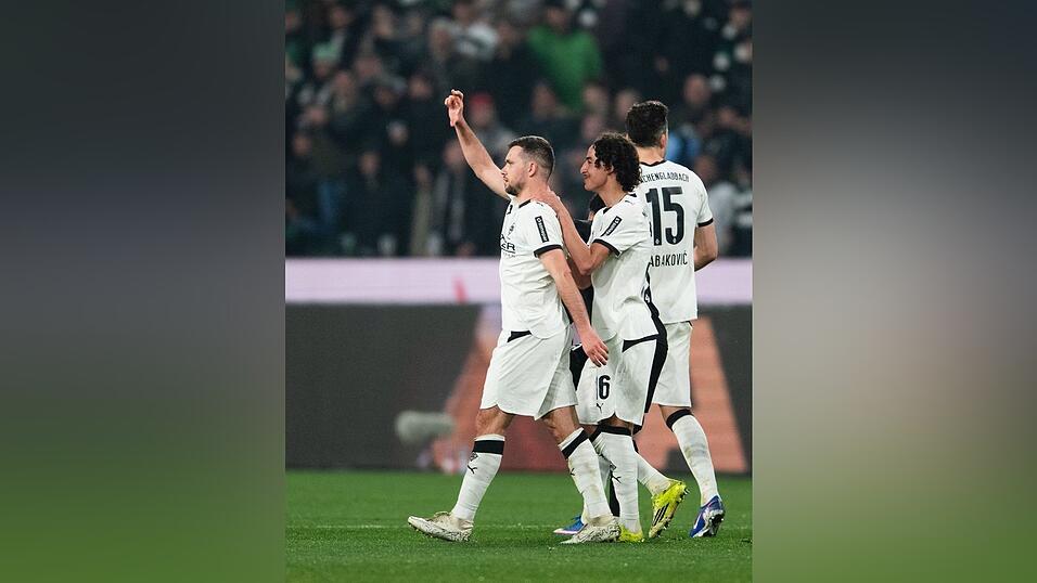 Kunstsch&uuml;tze St&ouml;ger jubelt &uuml;ber sein Traumtor zum 1:0.