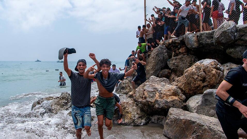 Mindestens 57 Menschen ertranken beim Versuch, die Exklave schwimmend zu erreichen.
