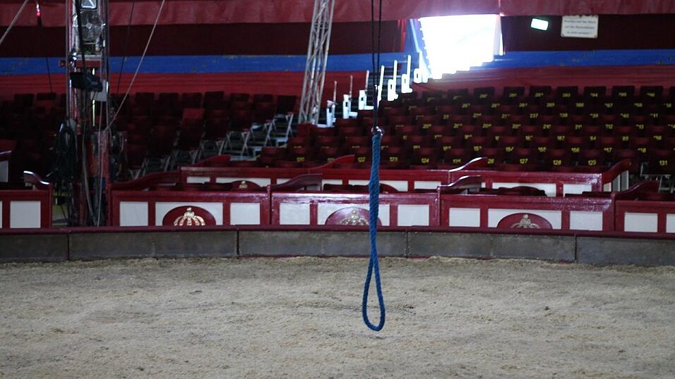 In der Manege laufen wenige Stunden vor der ersten Vorführung die letzten Vorbereitungen. In der Manege laufen wenige Stunden vor der ersten Vorführung die letzten Vorbereitungen.