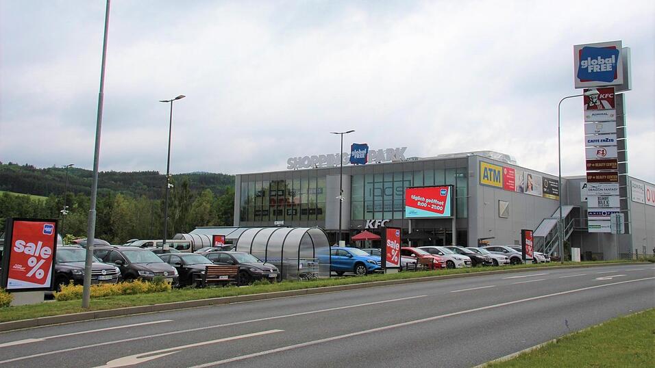 Beim Shopping-Park in Folmava, nur wenige Meter hinter dem Grenzübergang Schafberg, waren am Samstag die Parkplätze voll. Beim Shopping-Park in Folmava, nur wenige Meter hinter dem Grenzübergang Schafberg, waren am Samstag die Parkplätze voll.