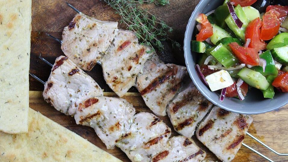 Ein echter Klassiker der griechischen Küche: Souvlaki. Wie man es ganz einfach zubereiten kann, das zeigt Anja Auer in ihrem heutigen Rezept.