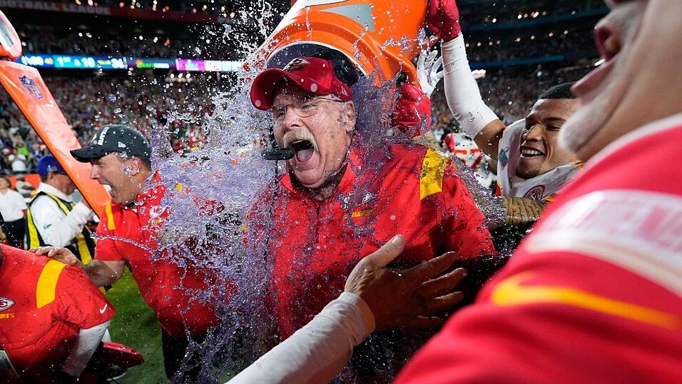 Andy Reid, Cheftrainer der Kansas City Chiefs, wird nach dem Sieg traditionsgemäß mit Gatorade übergossen Andy Reid, Cheftrainer der Kansas City Chiefs, wird nach dem Sieg traditionsgemäß mit Gatorade übergossen