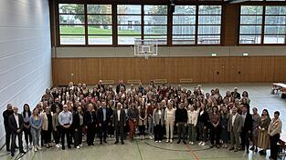 Die neuen Lehrkräfte des Landkreises Landshut mit den Ehrengästen bei der Vereidigung.
