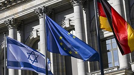 200.000 Menschen mit palästinensischem Hintergrund leben in Deutschland, so viele wie nirgends sonst in Europa. Auch in Teilen dieser Gemeinschaft werden die Mörder und Geiselnehmer der Hamas als Helden gefeiert, werden Juden beschimpft und angegriffen.