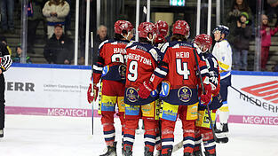 Vier Siege in Serie, dabei in jedem Spiel mindestens fünf eigene Treffer: Der Deggendorfer SC liefert in der Oberliga Süd derzeit ein echtes Offensiv-Spektakel ab. Wie hier im Bild soll die Kaltschnäuzigkeit vor dem gegnerischen Tor die Mannschaft auch an diesem Wochenende wieder zu Jubeltrauben und zu Siegen verhelfen. Vier Siege in Serie, dabei in jedem Spiel mindestens fünf eigene Treffer: Der Deggendorfer SC liefert in der Oberliga Süd derzeit ein echtes Offensiv-Spektakel ab. Wie hier im Bild soll die Kaltschnäuzigkeit vor dem gegnerischen Tor die Mannschaft auch an diesem Wochenende wieder zu Jubeltrauben und zu Siegen verhelfen.