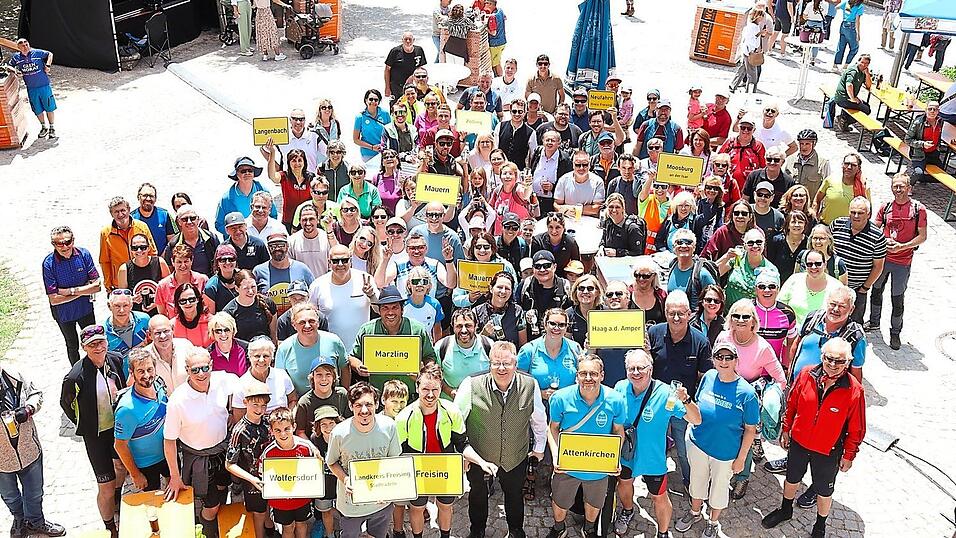 Viele Gemeinden aus dem Landkreis haben an der Aktion teilgenommen, deren Ziel das Bierfestival in Attenkirchen war. Viele Gemeinden aus dem Landkreis haben an der Aktion teilgenommen, deren Ziel das Bierfestival in Attenkirchen war.