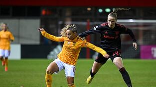 Franziska Kett (rechts) durchlief bereits zahlreiche U-Nationalmannschaften: Hier im Zweikampf mit Lucia Alves von Juventus Turin.