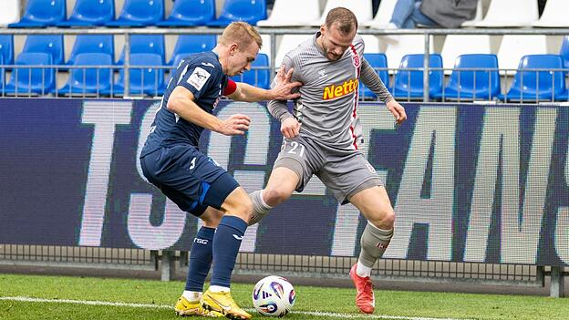 Der SSV Jahn Regensburg (in grau, hier Eric Hottmann) unterlag am Samstag der TSG 1899 Hoffenheim II.