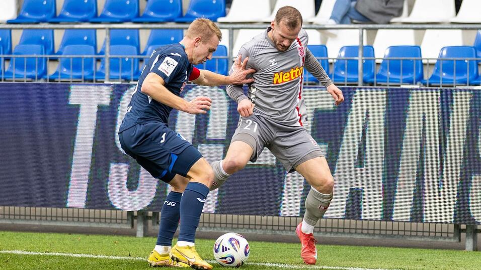 Der SSV Jahn Regensburg (in grau, hier Eric Hottmann) unterlag am Samstag der TSG 1899 Hoffenheim II.