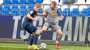 Der SSV Jahn Regensburg (in grau, hier Eric Hottmann) unterlag am Samstag der TSG 1899 Hoffenheim II.