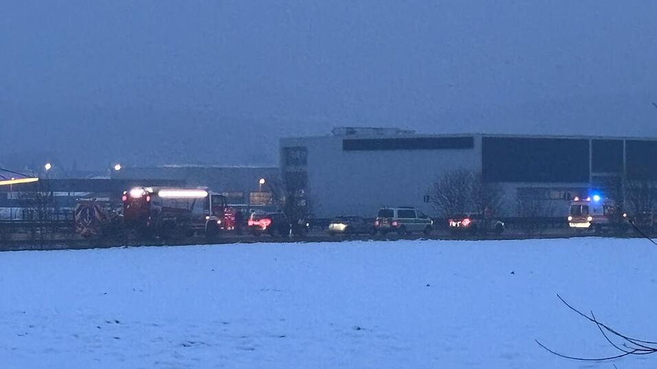 Zwei Personen sind laut Polizei vorläufig festgenommen worden. Zwei Personen sind laut Polizei vorläufig festgenommen worden.