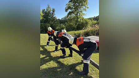 Die Feuerwehren stellten die Wasserversorgung sicher.
