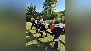Die Feuerwehren stellten die Wasserversorgung sicher.