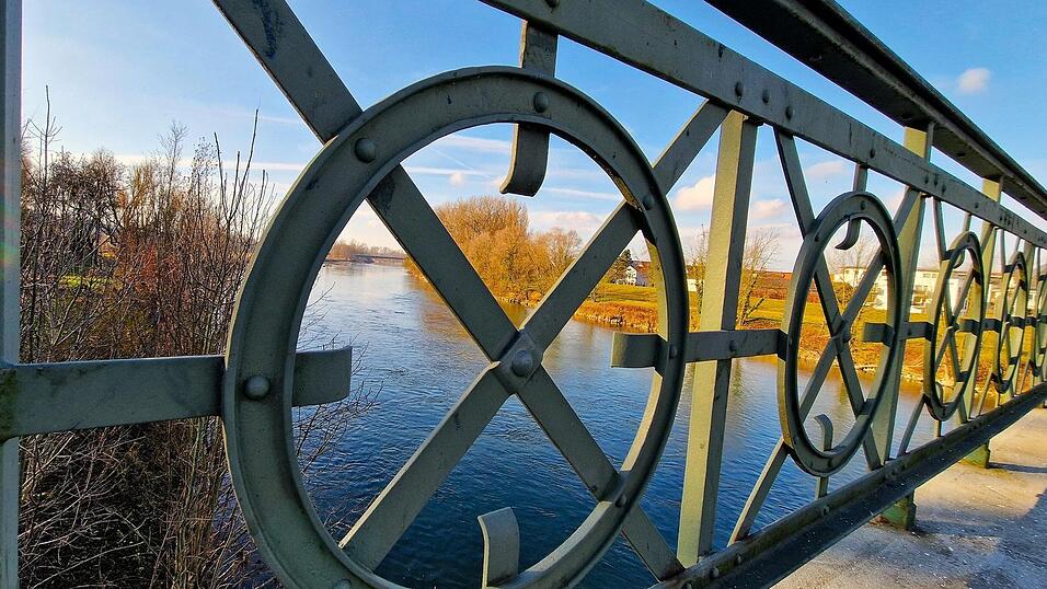 Blick durch die Landauer Isarbrücke: Im Hintergrund sind die Isarauen zu sehen. Die Bedingungen machen es fast unmöglich, dass eine Behelfsbrücke während der Sanierung des Wahrzeichens entstehen kann. Blick durch die Landauer Isarbrücke: Im Hintergrund sind die Isarauen zu sehen. Die Bedingungen machen es fast unmöglich, dass eine Behelfsbrücke während der Sanierung des Wahrzeichens entstehen kann.