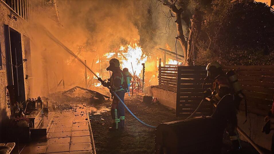 Als die ersten Feuerwehren aus dem Lamer Winkel eintrafen, stand die Schuppenanlage im Vollbrand.