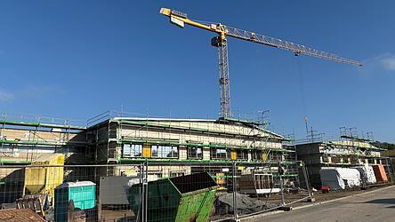 Ein Millionenprojekt: Hier entsteht die neue f&uuml;nfz&uuml;gige Grundschule in Bogen. 2027 soll sie fertig sein.