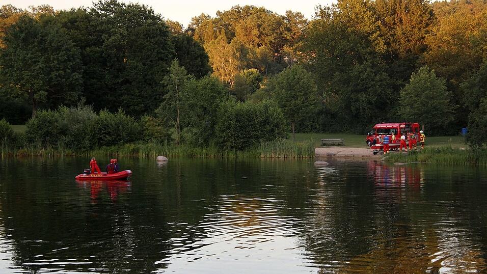 Taucher und Rettungsboote der DLRG Regensburg am Dienstagabend im Schwetzendorfer Weiher. Dort wurde die Leiche eines 55-jährigen Mannes geborgen. Taucher und Rettungsboote der DLRG Regensburg am Dienstagabend im Schwetzendorfer Weiher. Dort wurde die Leiche eines 55-jährigen Mannes geborgen.