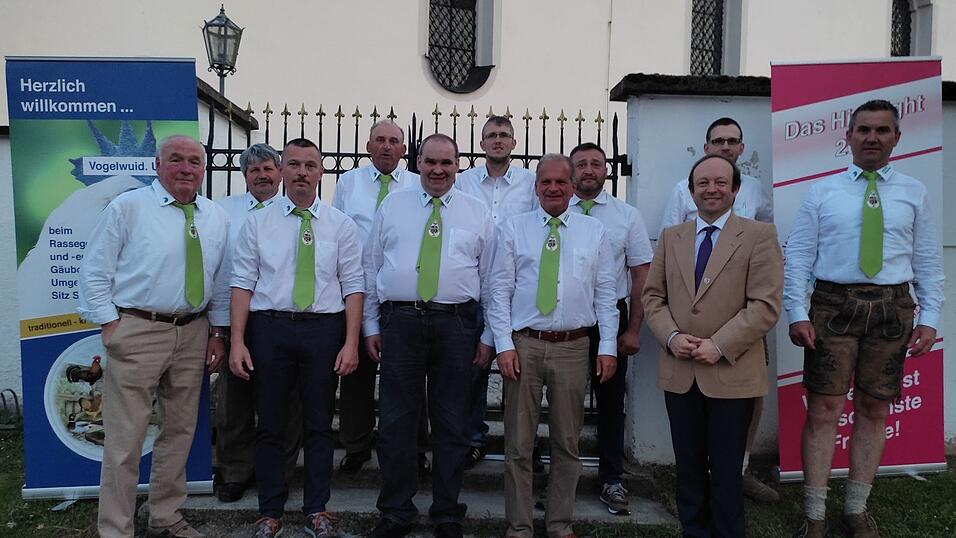 Werner Ulbrich, Josef Hiergeist, Armin Baumgartner, Johann Sagstetter, Franz Kaiser, Christian Wintermeier, Franz Hiergeist, Stefan Moosmüller, Bürgermeister Dr. Christian Hirtreiter, Johannes Sagstetter und Christian Wanninger (von links nach rechts).