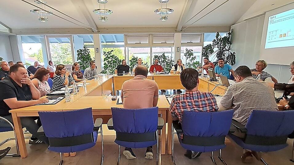 Endlich zurück im angestammten Sitzungssaal des Stephansposchinger Rathauses. Die im März 2020 in den Gemeinderat gewählten Mitglieder saßen zum ersten Mal um die Tische im Rathaus - und nicht in der Stephansposchinger Mehrzweckhalle. Endlich zurück im angestammten Sitzungssaal des Stephansposchinger Rathauses. Die im März 2020 in den Gemeinderat gewählten Mitglieder saßen zum ersten Mal um die Tische im Rathaus - und nicht in der Stephansposchinger Mehrzweckhalle.