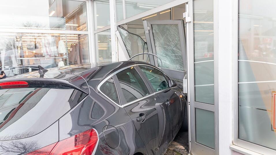 In Deggendorf ist am Dienstagmorgen ein Autofahrer in das Schaufenster eines Geschäfts gekracht.