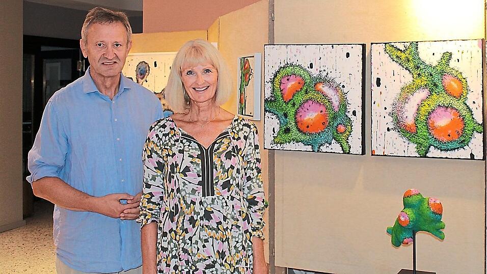Ein Stück Glück für die Wand: 'Kunst im Café'-Mitorganisator Hanns Brennsteiner mit der Dingolfinger Künstlerin. Ein Stück Glück für die Wand: 'Kunst im Café'-Mitorganisator Hanns Brennsteiner mit der Dingolfinger Künstlerin.