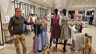 Frey-Unternehmensleiter Helmut Hagner stellt die Pläne für die Umgestaltung der Damenabteilung im Kötztinger Modehaus vor. Unter anderem soll es eine noch größere Auswahl an Trachtenmode geben.