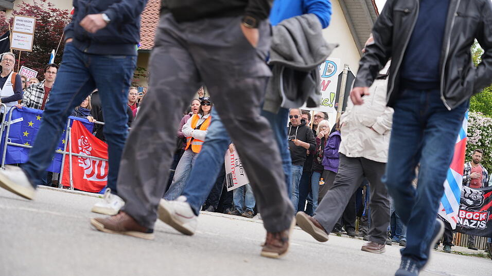 Vor dem Gasthaus Neumeier schimpfen Demonstranten auf vorbeigehende AfD-Anhänger. Vor dem Gasthaus Neumeier schimpfen Demonstranten auf vorbeigehende AfD-Anhänger.