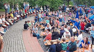 Die Trommlergruppe unter Leitung von Hans-Jürgen Nicke (Bildmitte) versetzte die Besucher beim Sommerfest des Fördervereins der Schierlinger Schulen in Staunen und löste Begeisterung aus.
