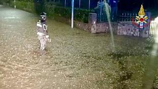 In der Region hatte es in den vergangenen Tagen heftig geregnet. Zahlreiche Straßen sind überschwemmt. Viele Keller stehen unter Wasser. In der Region hatte es in den vergangenen Tagen heftig geregnet. Zahlreiche Straßen sind überschwemmt. Viele Keller stehen unter Wasser.