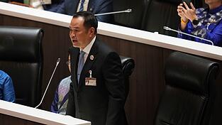 Regierungschef Charnvirakul beantragte die Auflösung des Repräsentantenhauses. Regierungschef Charnvirakul beantragte die Auflösung des Repräsentantenhauses.