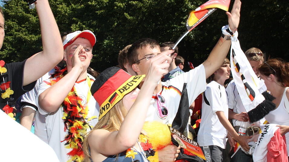 Christian Fertl war am Sonntag auf der Fanmeile in Berlin und erlebte dort das Achtelfinale gegen England auf Gro&szlig;leinwand.