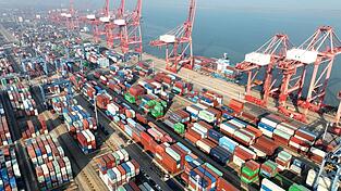 Das Containerterminal im Hafen von Lianyungang in der ostchinesischen Provinz Jiangsu. (Archivbild) Das Containerterminal im Hafen von Lianyungang in der ostchinesischen Provinz Jiangsu. (Archivbild)