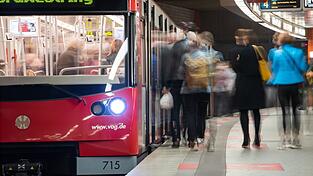 In Nürnberg ist das öffentliche WLAN in U-Bahnen und Bussen laut den Verkehrsbetrieben vor allem für junge Menschen attraktiv. (Archivbild)