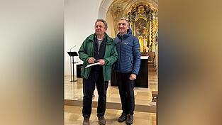 Landrat Dr. Ronny Raith (r.) &uuml;berreicht Diakon i. R. Sepp Schlecht die Landkreismedaille - als Anerkennung f&uuml;r jahrzehntelanges Engagement und den Aufbau des Hungermarsches als feste Gr&ouml;&szlig;e der regionalen Solidarit&auml;tsarbeit.