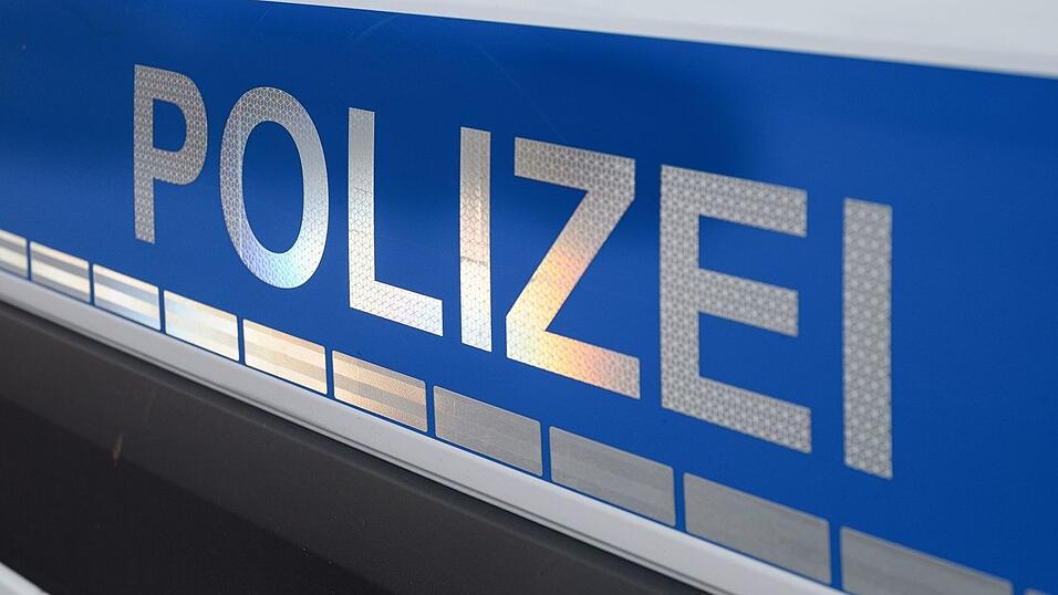 Die Polizei findet den betrunkenen Mann in einem Schuppen. (Symbolbild) Die Polizei findet den betrunkenen Mann in einem Schuppen. (Symbolbild)