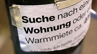 'Suche Wohnung' steht auf dem Zettel an einer Laterne.