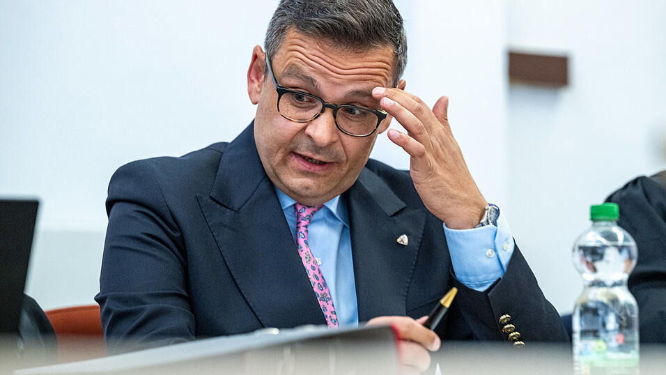 Der österreichische Politiker Gerald Grosz musste sich am Montag vor dem Amtsgericht Deggendorf verantworten. 