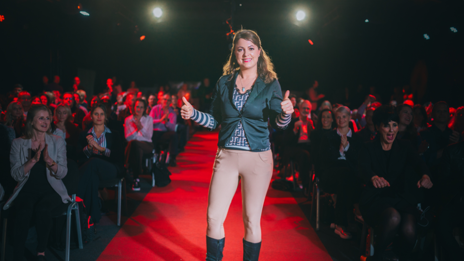 Die Schierlingerin Karin Prem tritt vor großem Publikum auf und hält Reden zum Thema Lebensfreude. Die Schierlingerin Karin Prem tritt vor großem Publikum auf und hält Reden zum Thema Lebensfreude.