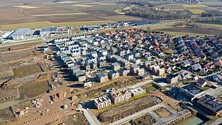 Das Neubaugebiet Weiherbreite in K&ouml;fering im Landkreis Regensburg. Nachdem die Staatsanwaltschaft wegen Insolvenzverschleppung und Betrugsverdacht gegen eine Baufirma ermittelt, hat nun auch der Projektentwickler&nbsp;'Graf Lerchenfeld Quartier'&nbsp;Insolvenz angemeldet.