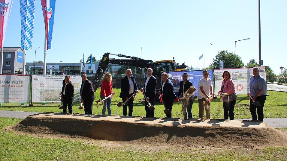 Beim symbolischen Auftakt f&uuml;r eine der gr&ouml;&szlig;ten Baustellen der vergangenen Jahre greifen zum Spaten: der k&uuml;nftige stellvertretende Stadtbaumeister und Herr &uuml;ber die Br&uuml;ckenplanung Josef Ried, Vizeb&uuml;rgermeister Walter Dendorfer, dritte B&uuml;rgermeisterin Barbara Dankerl, Landrat Franz L&ouml;ffler, Finanzminister Albert F&uuml;racker, B&uuml;rgermeister Martin Stoiber, die Landtagsabgeordneten Dr. Gerhard Hopp und Julian Preidl, Stadtr&auml;tin und Fraktionssprecherin Claudia Zimmermann sowie Bauunternehmer Johann Wutz (von links).