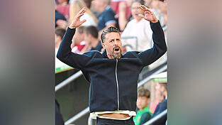 Nimmt 90 Minuten lang am Spiel teil, als wäre er der zwölfte Mann auf dem Platz: Augsburgs Trainer Sandro Wagner.