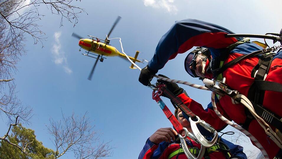 Der elfjährige Junge wurde mit dem Rettungshubschrauber in ein Krankenhaus gebracht. (Symbolbild)