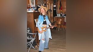 Andrea Limmer unterhielt das Publikum im Hostello bestens.