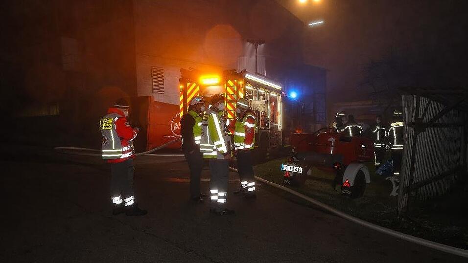 In der Nacht auf Mittwoch brannte eine Kerzenfabrik in Rotthalmünster (Kreis Passau). Der Schaden wird aktuell auf rund 250.000 Euro geschätzt.