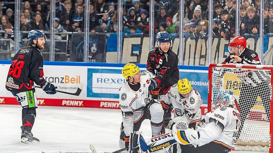 Maßarbeit: 30 Sekunden vor Ablauf der Overtime sorgt JC Lipon (l. )mit dem 3:2 für die Entscheidung zugunsten der Straubing Tigers im Heimspiel gegen die Löwen Frankfurt. Maßarbeit: 30 Sekunden vor Ablauf der Overtime sorgt JC Lipon (l. )mit dem 3:2 für die Entscheidung zugunsten der Straubing Tigers im Heimspiel gegen die Löwen Frankfurt.