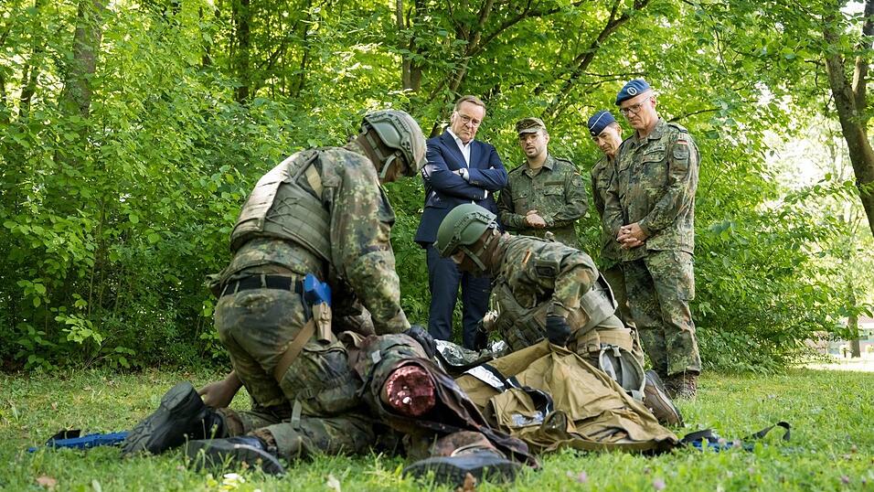 Die Sanitätsakademie ist laut Minister Pistorius für die Einsatzfähigkeit der Bundeswehr unverzichtbar. Passend dazu kündigte er bei seinem Besuch in München massive Investitionen an.