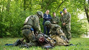 Die Sanitätsakademie ist laut Minister Pistorius für die Einsatzfähigkeit der Bundeswehr unverzichtbar. Passend dazu kündigte er bei seinem Besuch in München massive Investitionen an.