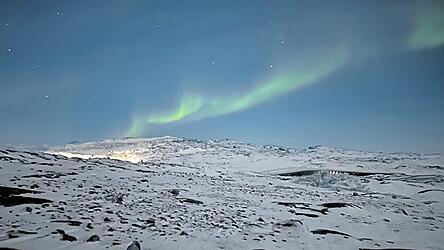 Gigantische Gletscher, Polarlichter und Wale: Immer mehr Naturfreunde besuchen die gr&ouml;&szlig;te Insel der Welt. Unter Gr&ouml;nlands Eis liegen aber auch seltene Rohstoffe, die die Welt dringend braucht.